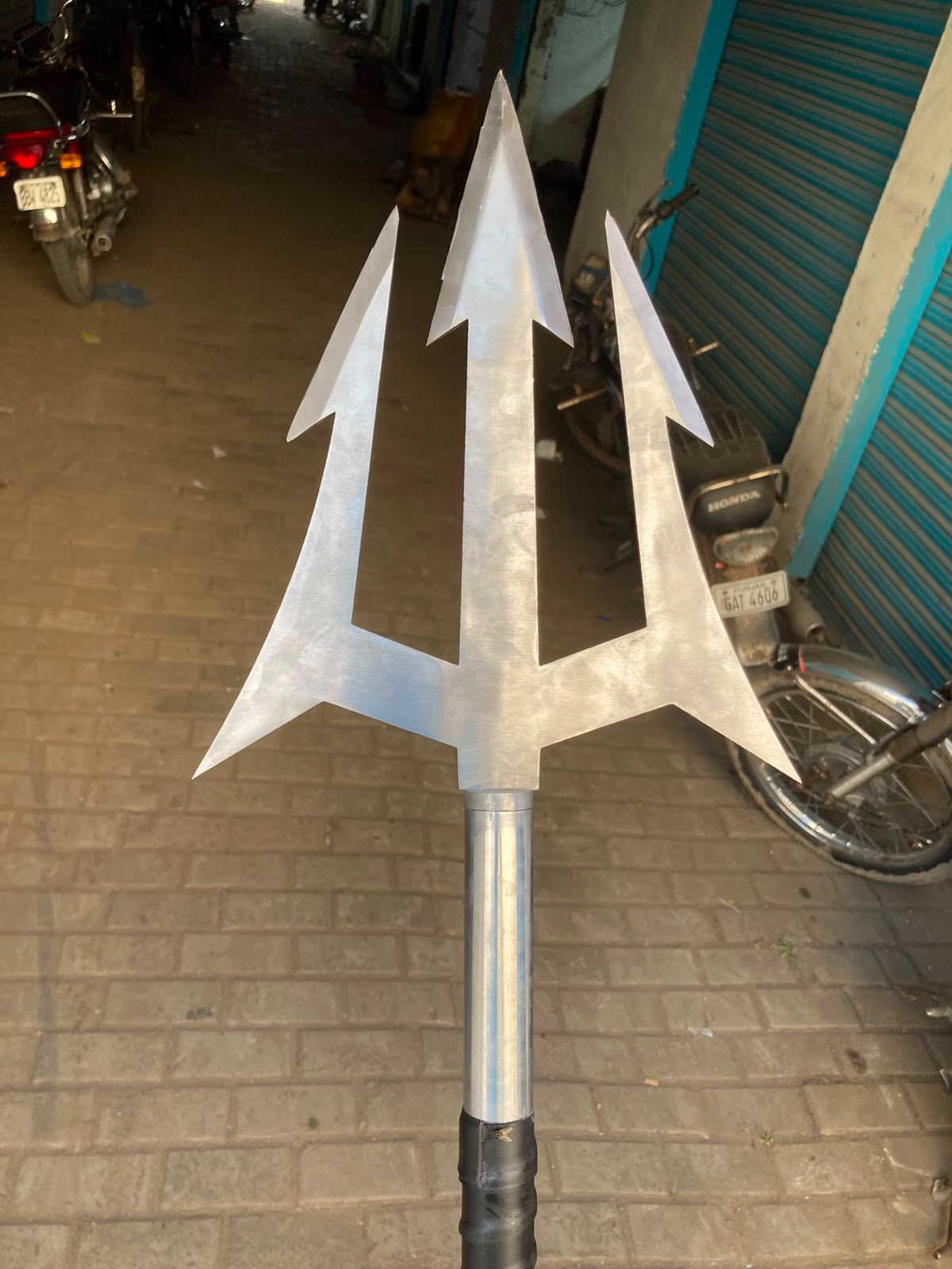 Handcrafted Decorative Arrow Replica – J2 Steel Style, Carbon Steel & Leather-Wrapped Handle