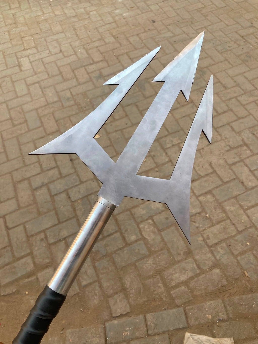 Handcrafted Decorative Arrow Replica – J2 Steel Style, Carbon Steel & Leather-Wrapped Handle